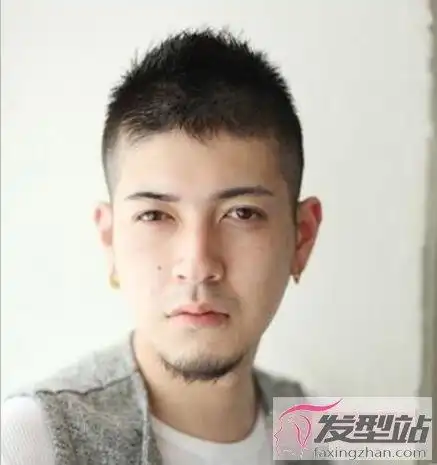 时尚毛寸侧面头发是轻薄的设计,顶部头发蓬松有层次感,很适合年轻男生