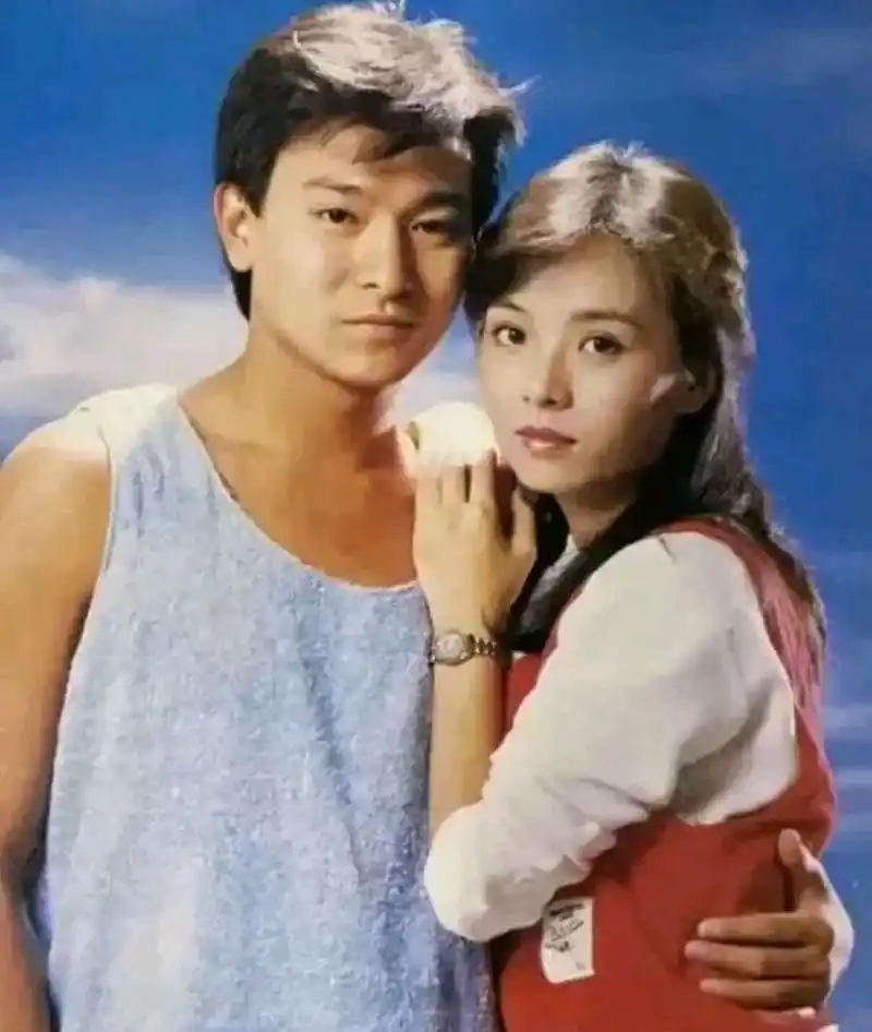 1984年,出道不久的刘德华和陈玉莲,留下了这张看起来非常亲密的合影.