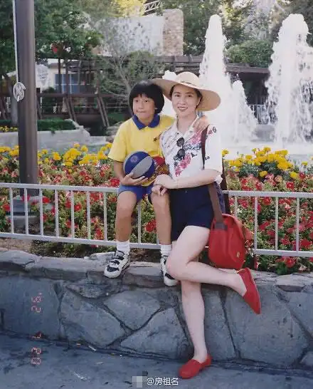 64岁林凤娇年轻时旧照曝光 难怪成龙当初要娶她