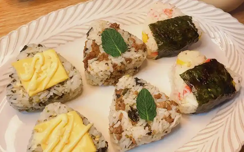 超简单的三角饭团97三种馅料三重满足～～搭配橙汁真的很解腻!