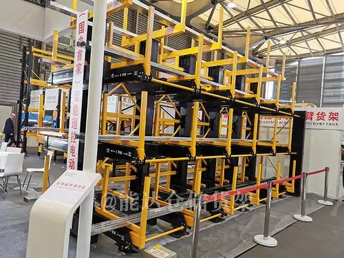 还在用手摇式伸缩悬臂货架?来了解一下电动遥控悬臂货架吧