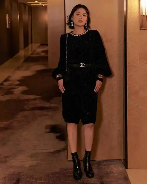 马思纯穿黑色礼裙复古优雅眼神极具故事性