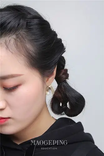 简单又活泼的双发髻发型很快就能完成了.