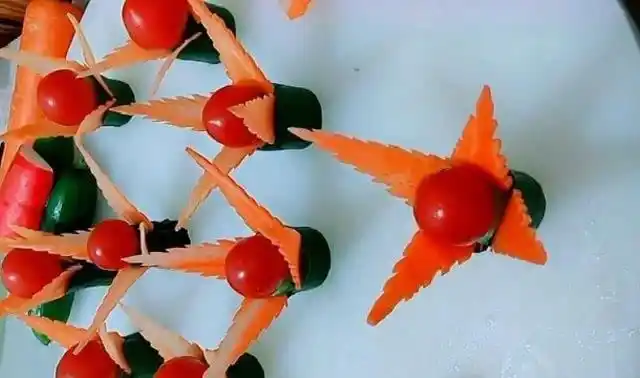 小伙用黄瓜胡萝卜,做精美摆盘,不到一分钟的时间就能轻松学会!