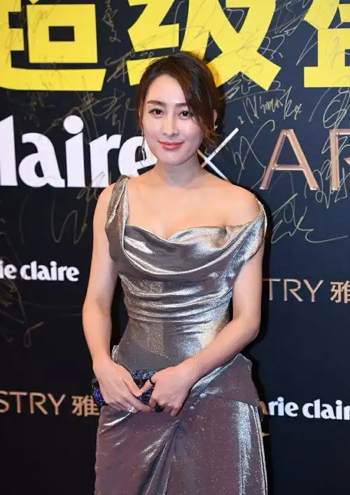 马苏参加电影节搭配抹胸的礼服好迷人胸前花朵好夸张