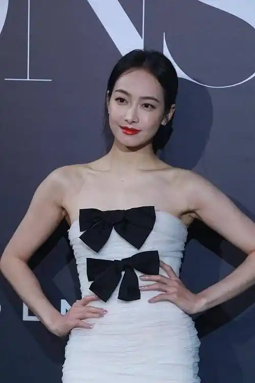 30 的宋茜生图变化不大,穿"绷带礼服"秀身材,妩媚大气_设计_魅力_裙装