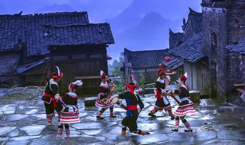 经典瑶族建筑 穿着特色瑶族服装的人儿