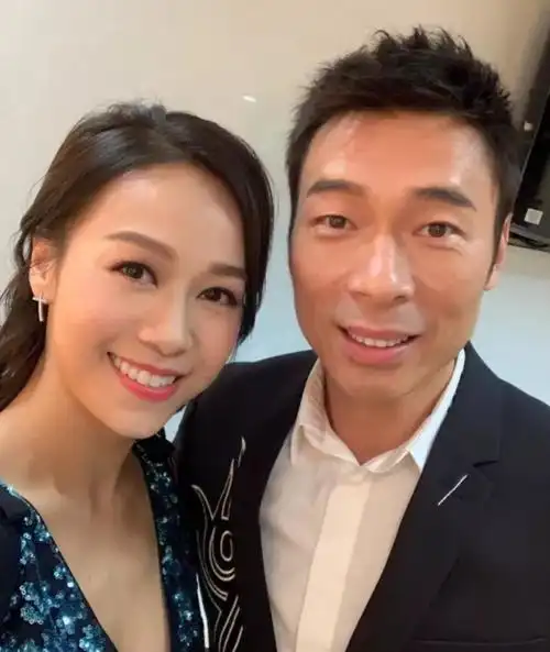 婚内出轨的许志安以泪洗面开发布会道歉,获得了郑秀文的原谅.