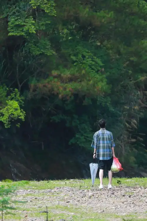 背影照祝大家端午安康#谢谢王一博哈,适合拿去朋友圈浅浅一秀,假装