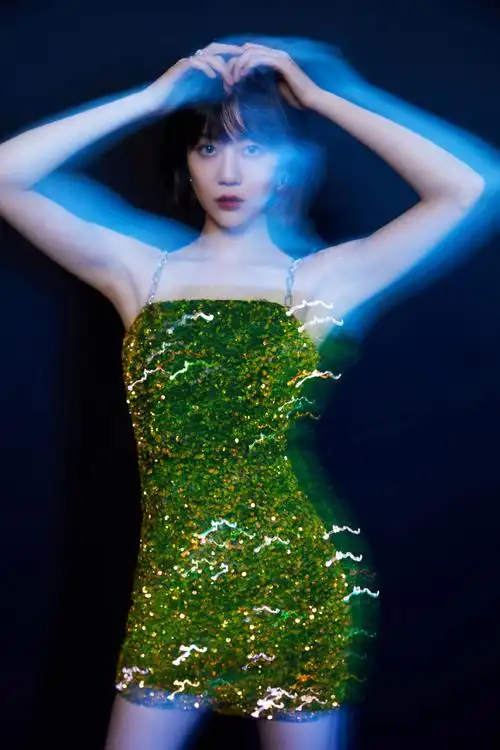 李溪芮裹胸礼服撩人性感写真图片