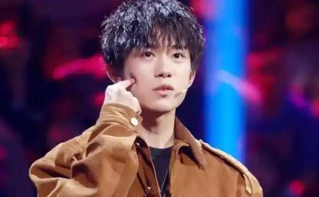 他多年前还很小的时候,就和王源王俊凯三人组成了tfboys组合出道,一度