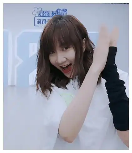 青春有你2的女版王源来了!对着镜头和粉丝近距离互动