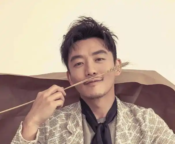 郑恺登上《时装男士》五月刊封面,蓄起胡须的他更显痞子气息