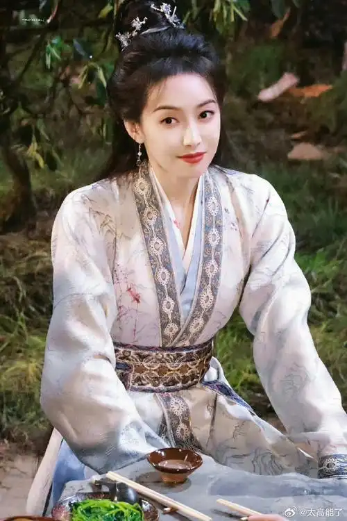 《山河枕》以后,宋茜每天都产了不少古装神图,楚瑜大美女新造型英气