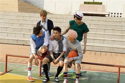 uniq发布新mv曲风劲爽惹人爱(2)