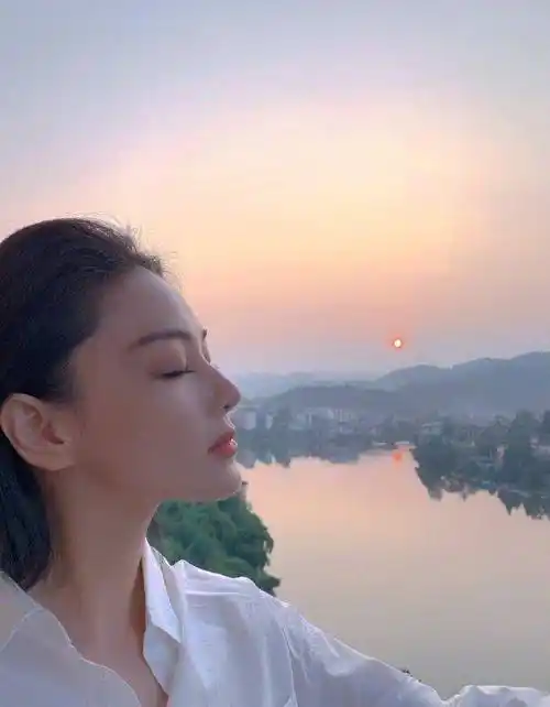 张馨予晒绝美侧脸照,编辑记录暴露性格,给自己的评论亮了_照片_排版