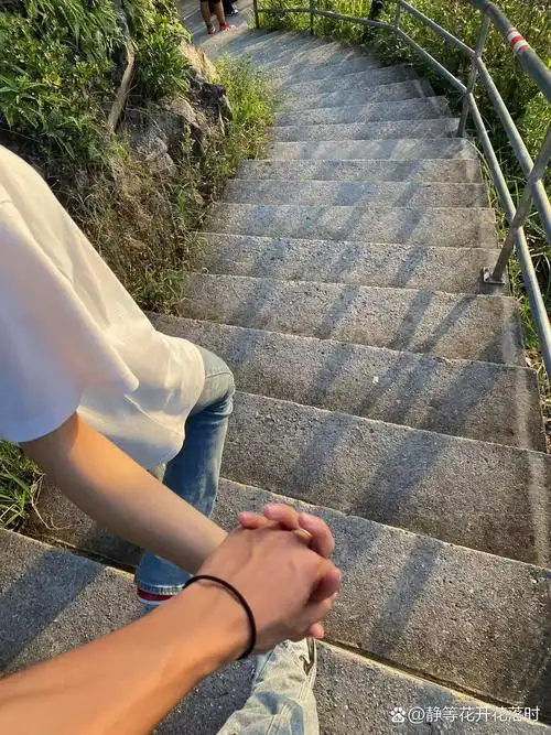 情侣牵手照 不露脸