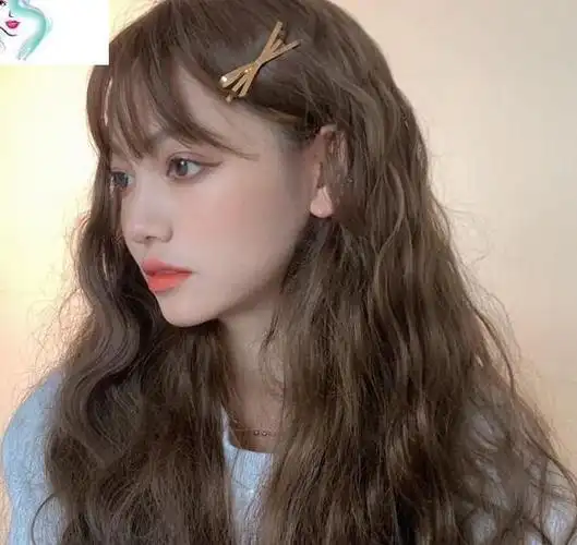 选择这一种齐刘海式的大卷发型,这是一种全烫大卷发,中长发的大卷发就