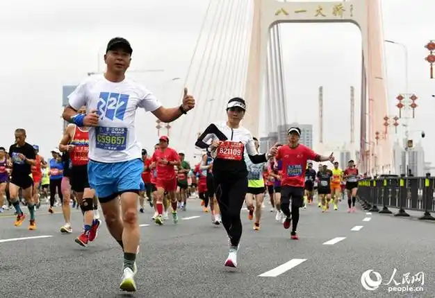 2023南昌马拉松开跑3万名跑友丈量英雄城