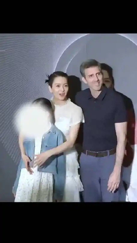 梁咏琪 携老公一家三口亮相活动,曾和郑伊健分开后,嫁给了外籍老公