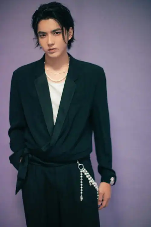 带珍珠项链的男人