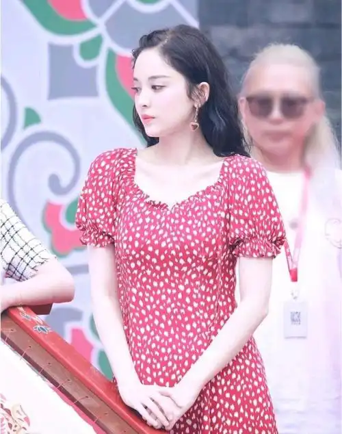 古力娜扎胖了?在没有修图保护下身穿红裙,略有肉感,但依然很美