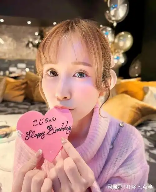 日本女演员小岛南山岸逢花魅力爆表