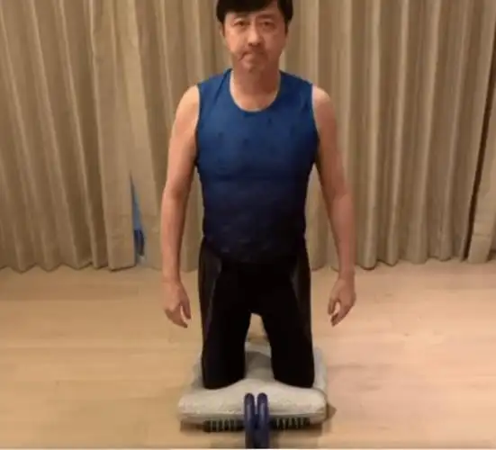 庾澄庆罕见露面穿紧身健身服肌肉健硕60岁身材不输年轻人