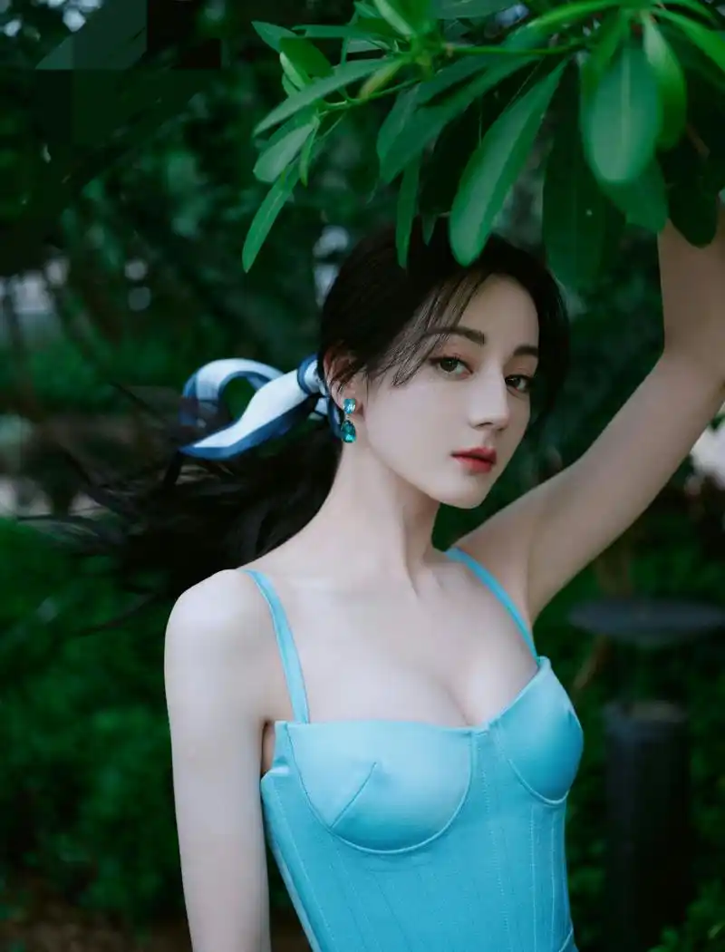 迪丽热巴蓝色吊带抹胸礼服携一身轻盈,送来夏日清凉.