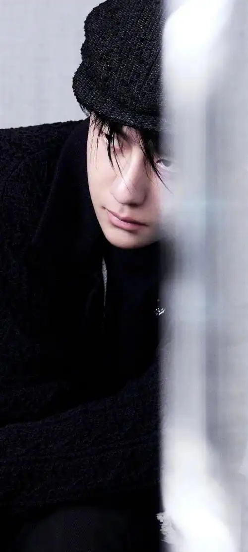 王一博白色无袖#王一博新杂志18宫格全屏壁纸,被博哥狠狠拿捏了,自取