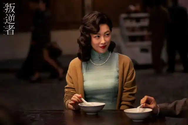 《叛逆者》朱珠又惊艳了,穿"旗袍 波浪卷"风情万种,姐是女王