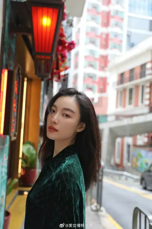 倪妮浪漫街拍氛围感写真