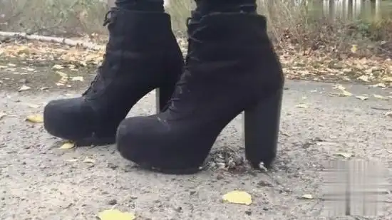 黑色高跟鞋踩爆水果,看着好刺激!-时尚视频-搜狐视频