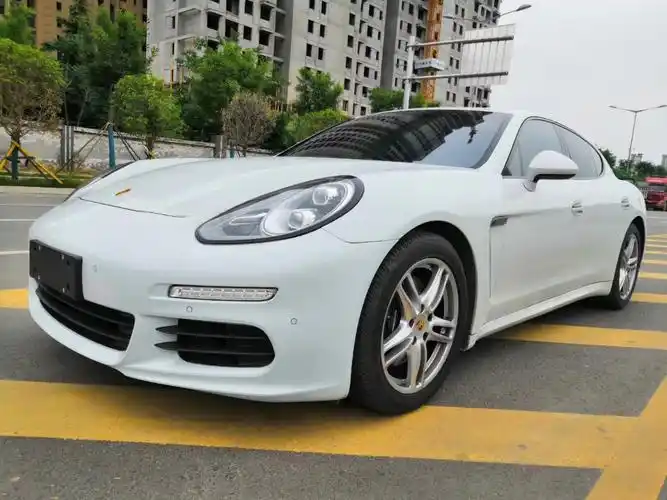 老款帕拉梅拉经典白红配色喜欢lai