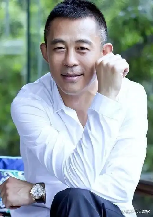 演员侯勇三段婚姻越娶越年轻一娶60后二娶70后三娶90后