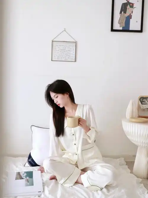 今天给大家分享一个"精致girl"在家一天的生活照.