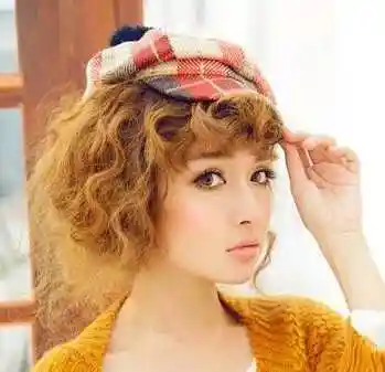 蓬松感十足的爆炸效果,配上齐刘海,这样的一款烟花烫发型显得脸蛋特别