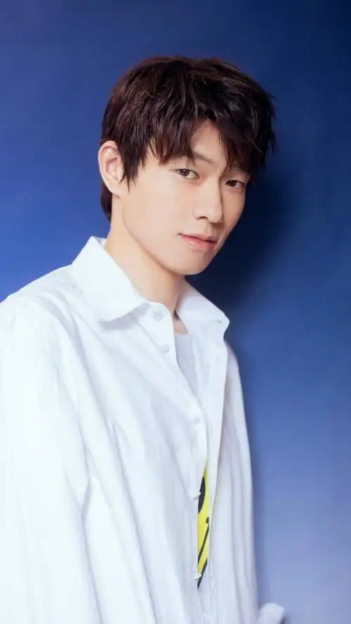 演员魏大勋,东北精神小伙,来看哥哥的照片吧