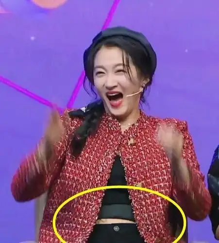 关晓彤只顾大笑,忘了穿的背心,无意露出小腹:真实肤色藏不住了