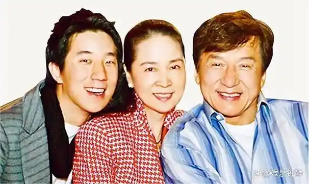 破防了成龙断崖式衰老头发花白网友原来我们也老了啊