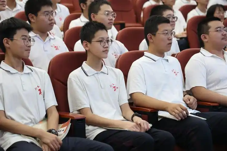 强国复兴有我劳动创造幸福衡水二中组织学生观看劳动教育进校园活动线