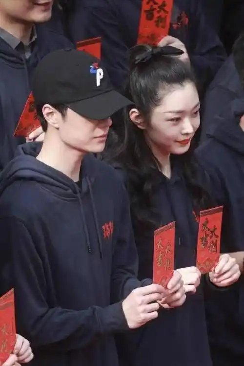 黄轩本身作为前辈演员,在影视圈已经拿奖无数,这次与王一博和宋茜的