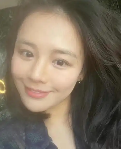 马思纯回国后首晒照!罕见变惊艳不敢认,穿印花衬衣终于开始营业