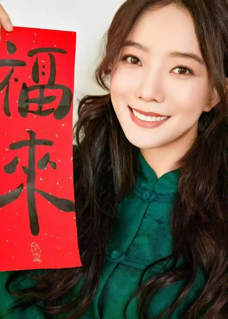 王珞丹新年美照惊艳亮相,俏皮可爱,灵动优雅成焦点_祝福_性格_照片