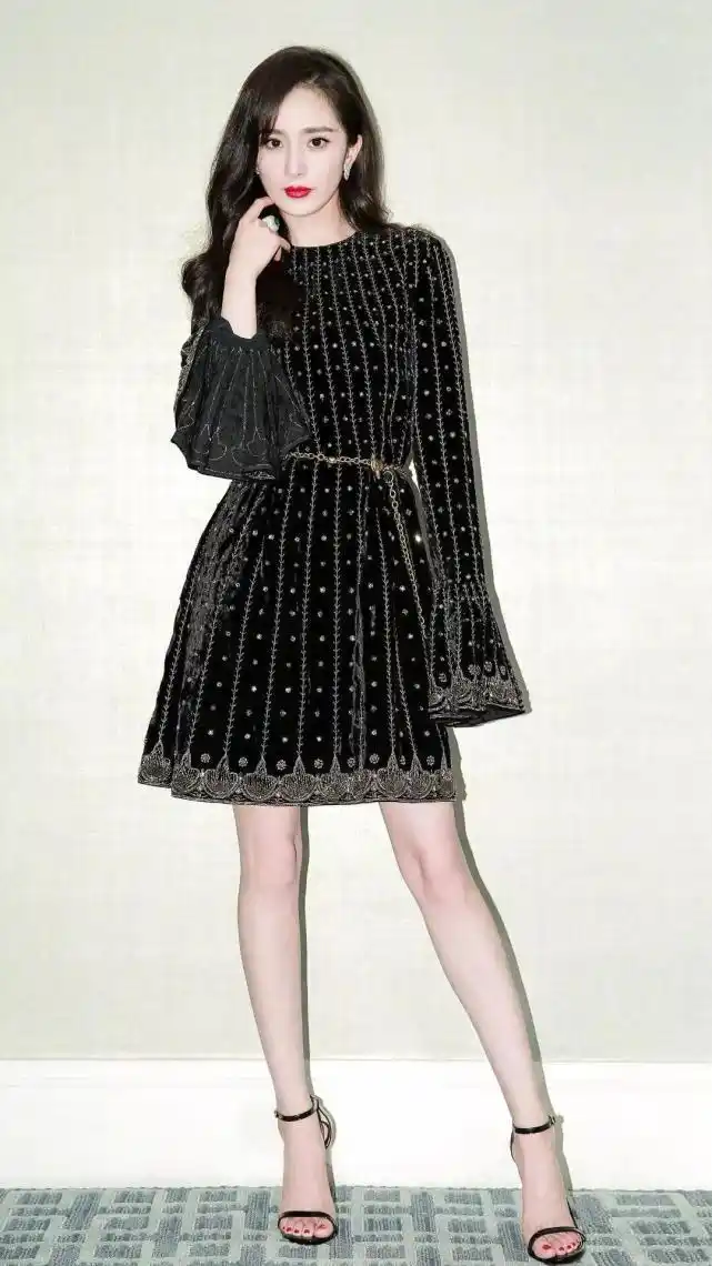 每天美图|杨幂的高跟鞋美图