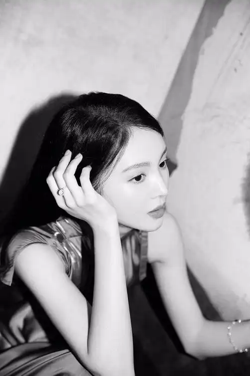 金晨侧颜美金晨明丽雅致金晨面容精致金晨身材比例佳金晨演绎金色魅力