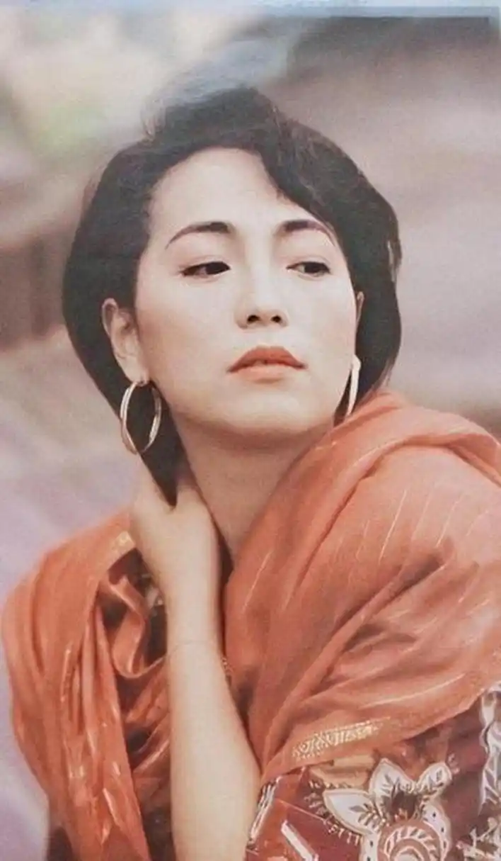 苑琼丹是tvb最优秀的绿叶,年轻的时候也是美人,风华绝代,万人敬仰的