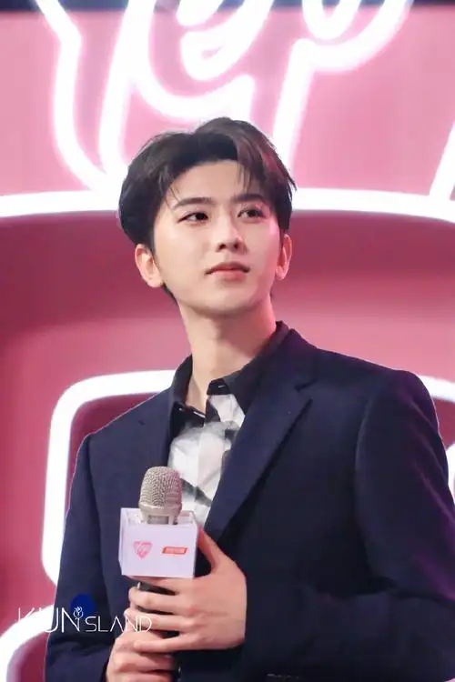 蔡徐坤隔空点亮水立方##蔡徐坤最新怼脸拍摄大片