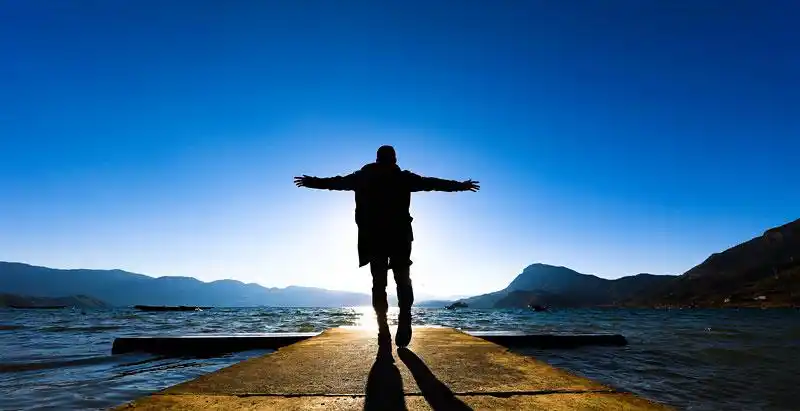 面向大海男人剪影