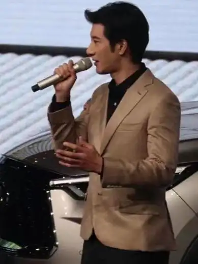 王力宏离婚后首次营业脸上略带疲惫眼袋明显状态不佳